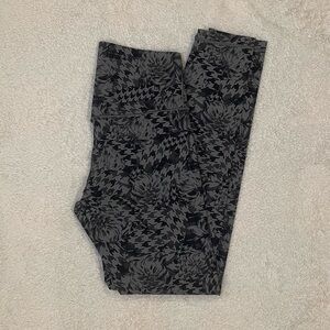 Black Geometric Pattern Leggings with Smooth Texture